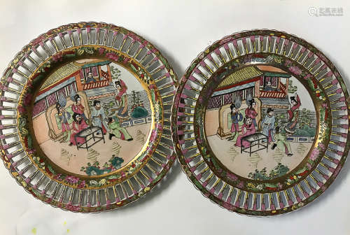 A PAIR OF GUANG CAI HOLLOWED-OUT FIGURE PATTERN PLATES