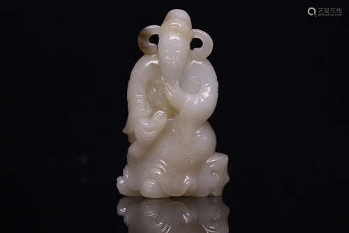 AN OLD TIBETAN HETIAN JADE SEED MATERIAL ORNAMENT