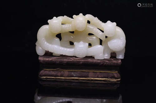 AN OLD TIBETAN HETIAN JADE SEED MATERIAL ORNAMENT