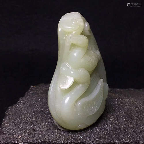 A HETIAN JADE PENDANT WITH BIRD DESIGN