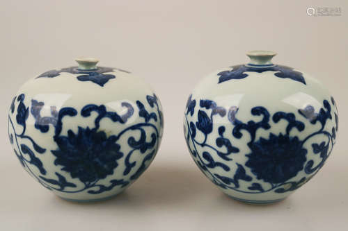 A PAIR OF BLUE & WHITE ROUNDED SMALL VASES