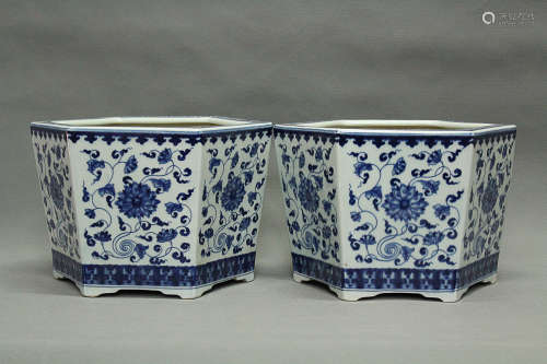 A PAIR OF BLUE&WHITE FLOWER POTS, QING DYNASTY