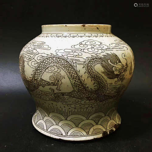 A DRAGON CARVED GLAZE HELMET-SHAPED JAR, (1644-1912) QING DYNASTY