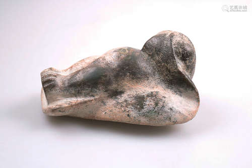 A HONGSHAN JADE BIRD SHAPE ORNAMENT