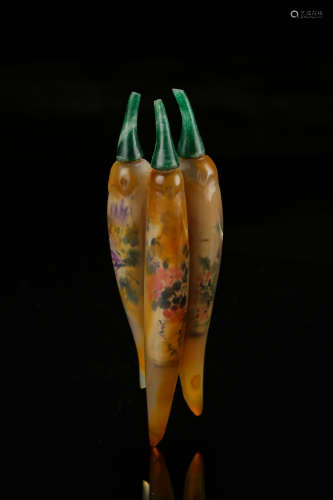A carved triple Chilli Peppers agate snuffle bottle from late Qing Dynasty