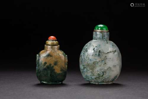 A group of two agate snuffle bottles from Qing Dynasty