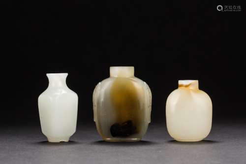A Chinese group of three agate snuffle bottles from Qing Dynasty