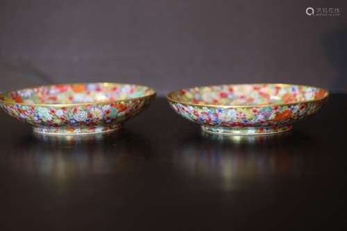 A pair of Hundred Roses plates Qiang long