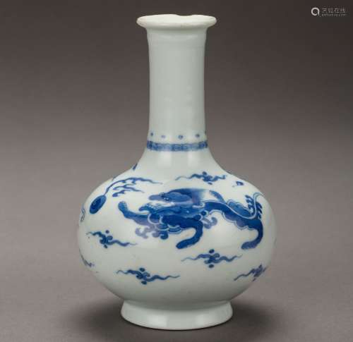 A Blue and White long-neck bottle vase from Kangxi period