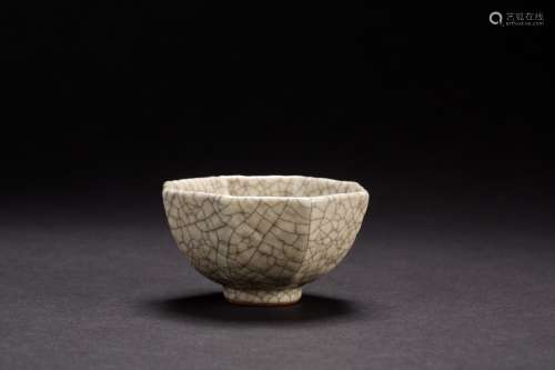 A rare Ge-Glazed cup from Qing Dynasty