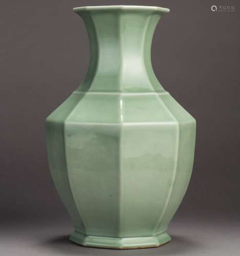 A rare celadon-glazed octagonal vase from Qing Dynasty