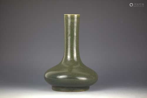 A fine teadust-glazed vase is evenly covered with a lustrous olive-green glaze with yellow speckles, thinning to russet on the mouth rim.