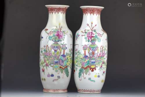 A pair of famille rose porcelain vases from Republic of China period