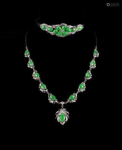 A Set Of Jadeite Braclets And Necklace Mounted With 18K White Gold