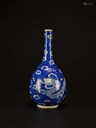 A Blue And White Dragon Straight Neck Vase