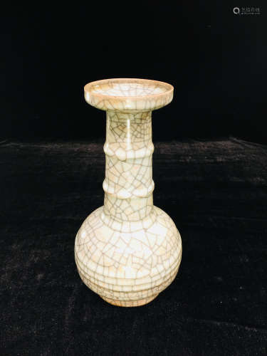Ge Kiln vase with crackles from Song Dynasty