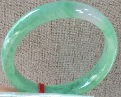 A NATURAL JADEITE ROUND SHAPED BANGLE