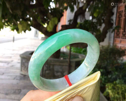 A NATURAL JADEITE ROUND SHAPED BANGLE