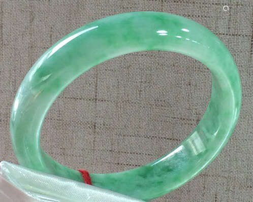 A NATURAL JADEITE ROUND SHAPED BANGLE