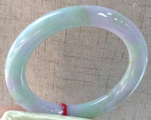 A NATURAL JADEITE ROUND SHAPED BANGLE