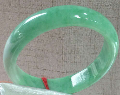 A NATURAL JADEITE ROUND SHAPED BANGLE