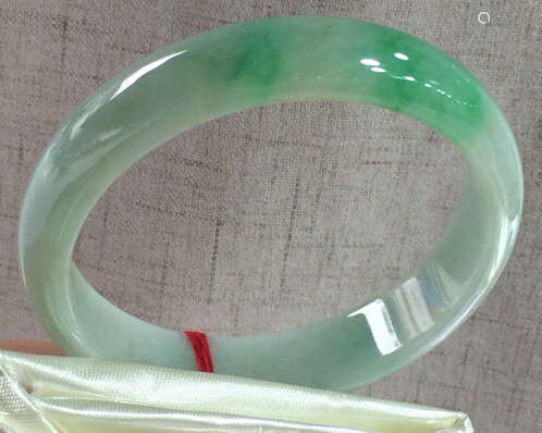 A NATURAL JADEITE ROUND SHAPED BANGLE