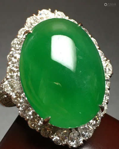 A NATURAL JADEITE RING EMBED 18K GOLD & DIAMOND