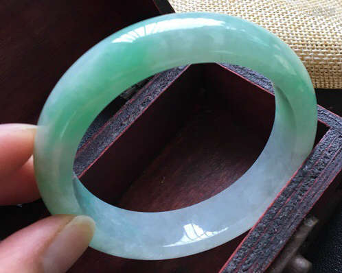 A NATURAL JADEITE ROUND SHAPED BANGLE