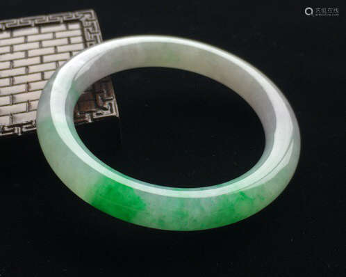 A NATURAL JADEITE ROUND SHAPED BANGLE