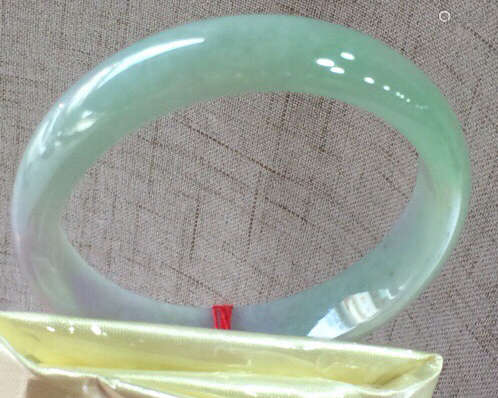 A NATURAL JADEITE ROUND SHAPED BANGLE