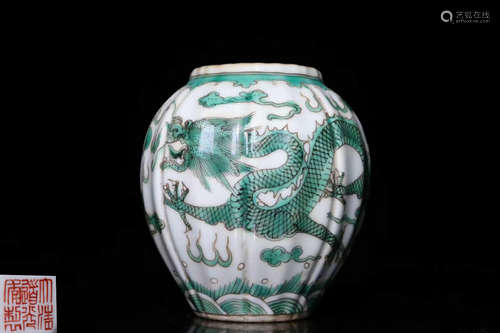 A GREEN DRAGON PATTERN BRUSH BOTTLE