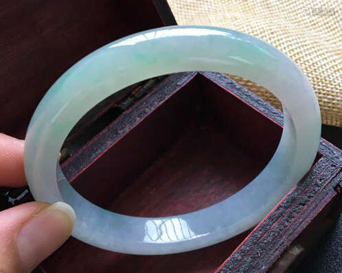 A NATURAL JADEITE ROUND SHAPED BANGLE