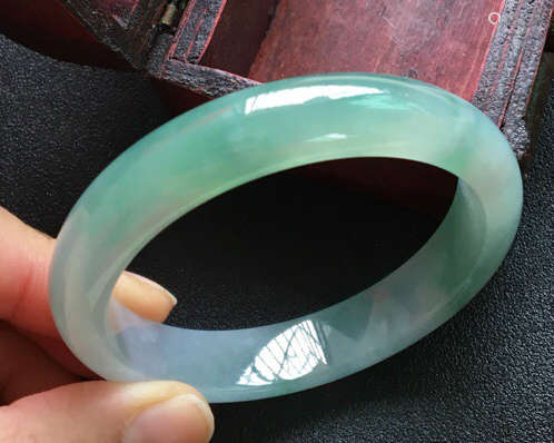 A NATURAL JADEITE ROUND SHAPED BANGLE