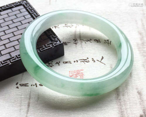 A NATURAL JADEITE ROUND SHAPED BANGLE