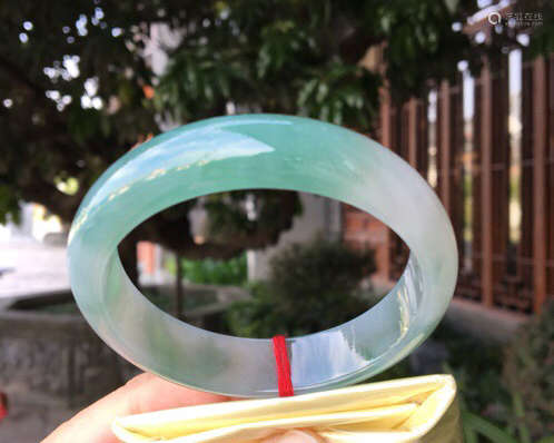 A NATURAL JADEITE ROUND SHAPED BANGLE