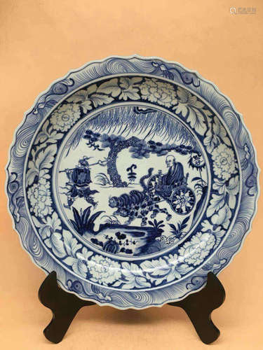 A BLUE AND WHITE FLORAL RIM CHARGER