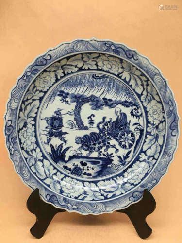 A BLUE AND WHITE FLORAL RIM CHARGER