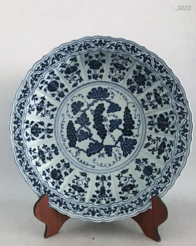 A BLUE AND WHITE GRAPE PATTERN CHARGER