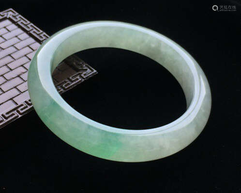 A NATURAL JADEITE ROUND SHAPED BANGLE