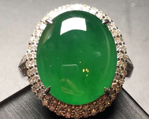 A NATURAL JADEITE RING EMBED 18K GOLD & DIAMOND