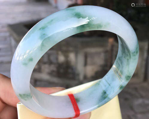 A NATURAL JADEITE ROUND SHAPED BANGLE