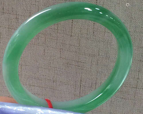 A NATURAL JADEITE ROUND SHAPED BANGLE