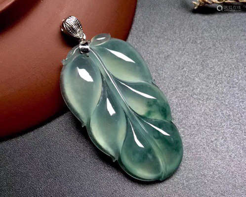 A NATURAL JADEITE LEAVES SHAPED PENDANT