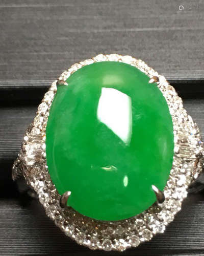 A NATURAL JADEITE RING EMBED 18K GOLD & DIAMOND