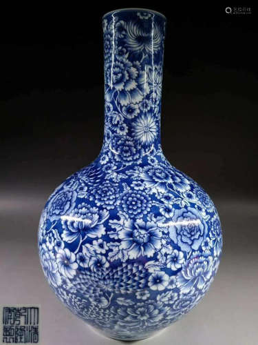 A BLUE AND WHITE TIANQIU VASE WITH QIANLONG MARK