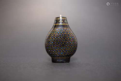 A Snuff Bottle inlaid mother pearl