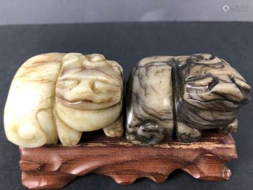 Ming Dynasty a pair of Black and White jade animal