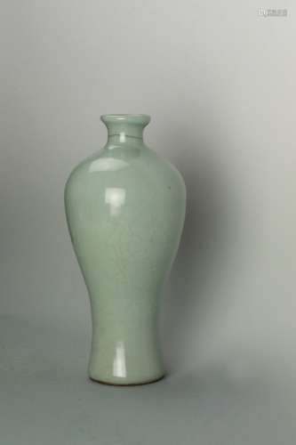Ming Dynasty Guan kiln Plain Glaze Bottle Vase