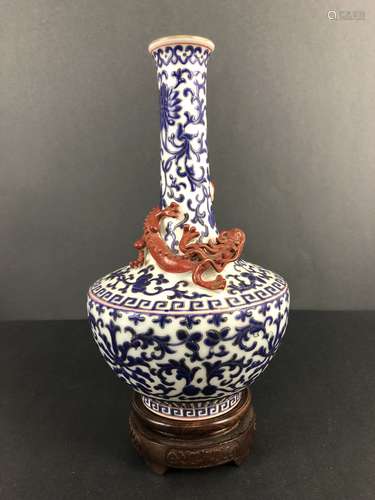 Qing Dynasty Period a dragon around porcelain vase