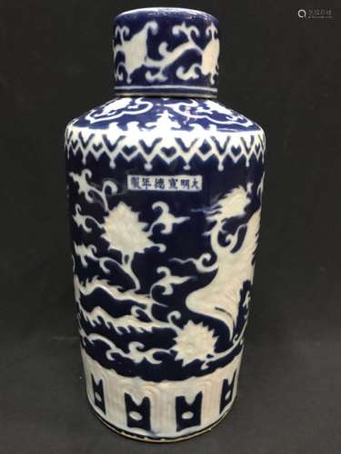 A BLUE AND WHITE WATER CONTAINER, XUEDE MARK